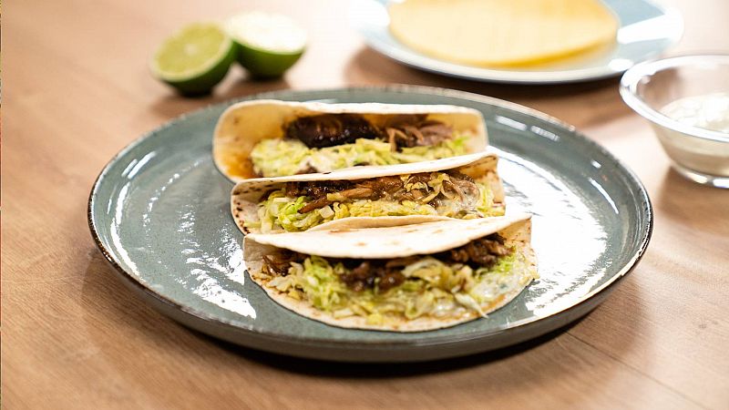 Día del Taco: Receta taco de costilla de cerdo con salsa de yogur y piparras