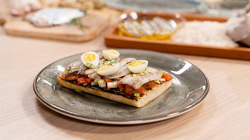 Prepara recetas fresquitas como estos boquerones con pipirrana