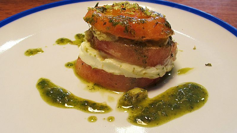 Lasaña de tomate, queso y paté de alcachofa