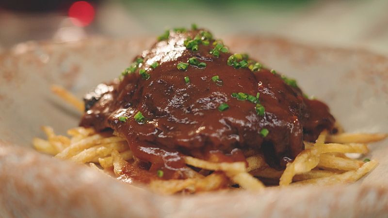 Receta de María Lo: carrilleras de cerdo con patatas paja