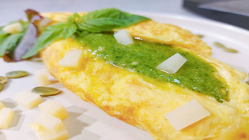 Aprende a hacer esta receta de tortilla francesa rellena de pesto del chef Sergio Fernández