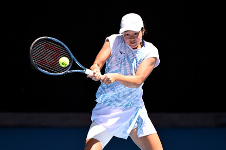 ジュニア女子シングルス決勝で、強打で攻める園部八奏＝２５日、メルボルン（ＥＰＡ時事）