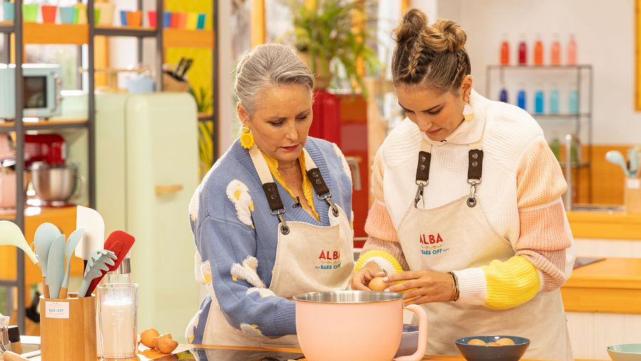 Imagen de Alba Carrillo junto a su madre en &apos;Bake Off: Famosos al horno&apos;