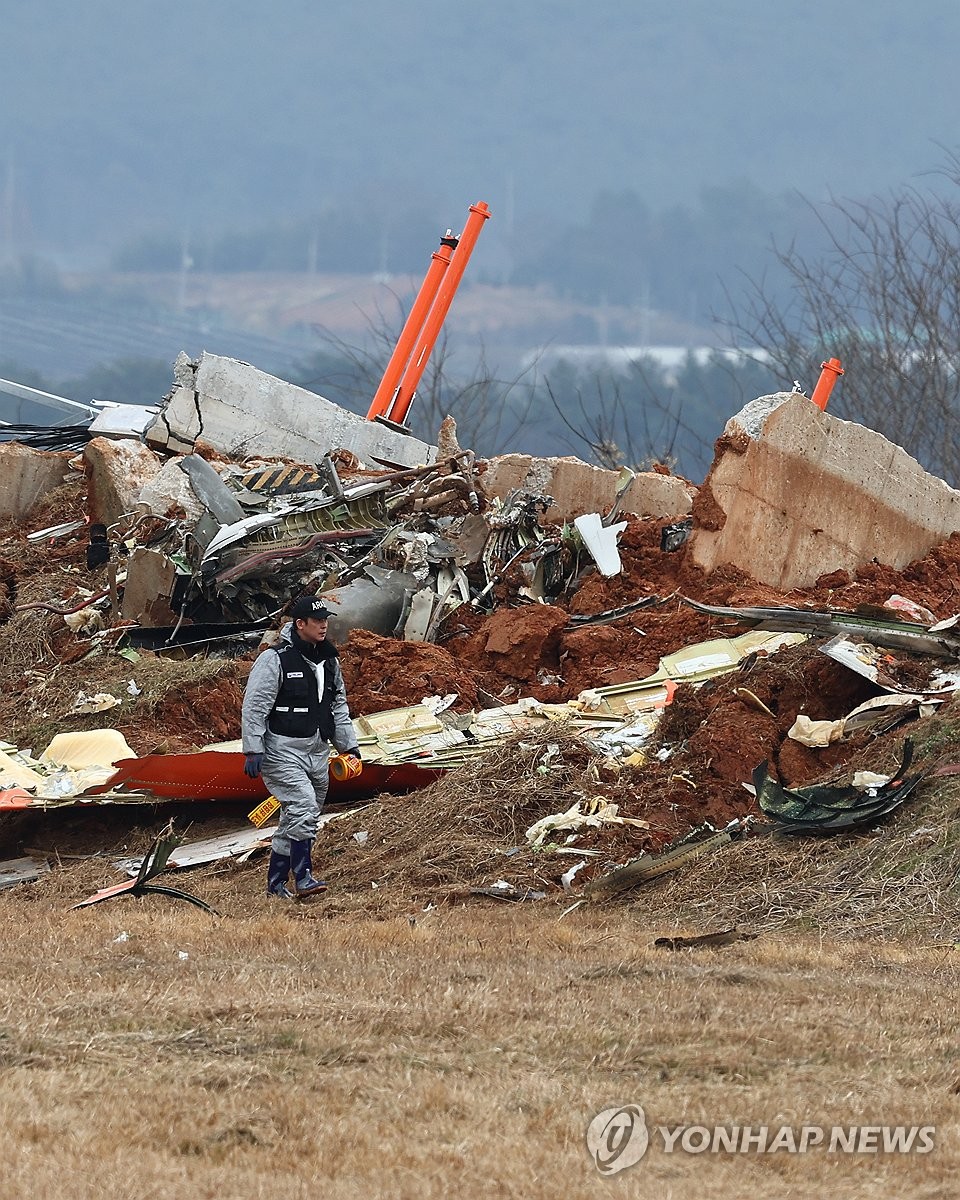 事故機が衝突して破損した構造物＝３０日、務安（聯合ニュース）