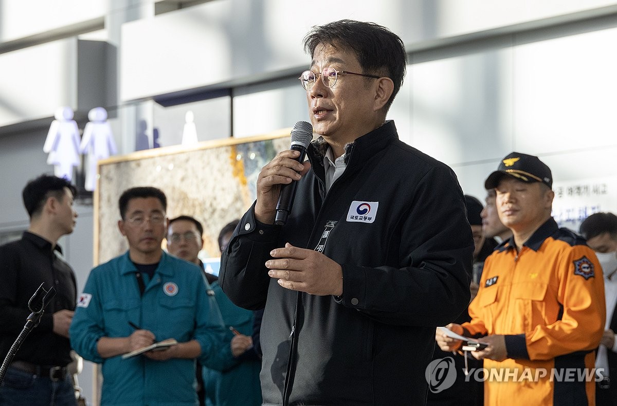 務安国際空港で遺族らと面会した朴庠禹（パク・サンウ）国土交通部長官（共同取材）＝３１日、ソウル（聯合ニュース）