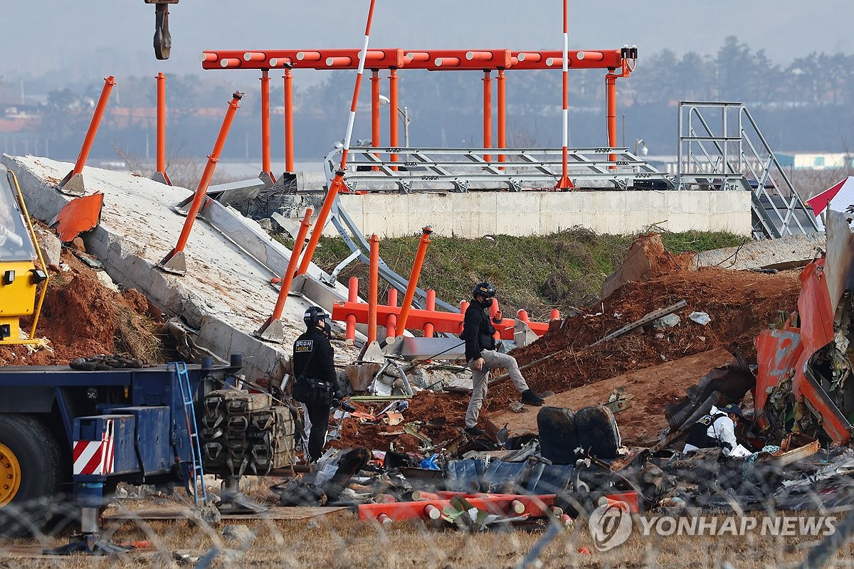 事故機が衝突して破損した構造物＝３０日、務安（聯合ニュース）