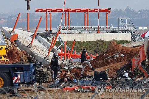 韓国の旅客機事故　滑走路外の構造物に衝突し被害拡大か