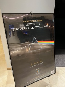 【GWにおすすめ】プラネタリウム・ショー〈ピンク・フロイド - The Dark Side Of The Moon〉爆音上映に行ってみた―OTOTOY体験レポ