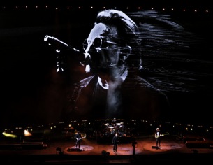 U2、13年ぶりの来日公演で名作『ヨシュア・トゥリー』を完全再現―オフィシャルレポート