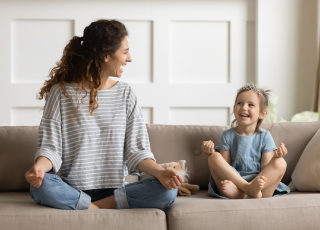 Madre e hija en un sof&aacute;