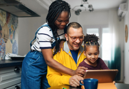 Couple et enfant devant une tablette