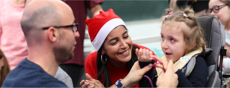 Photo de l'actrice Leïla Bekhti souriant à côté d'une petite fille.