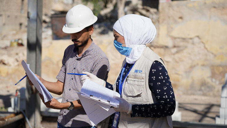 Un ingegnere del WFP supervisiona la riabilitazione di una delle panetterie nell'area di Sakhour, tra le più grandi di Aleppo, in Siria. Una volta terminato, questo panificio sarà in grado di produrre 12 tonnellate di pane, sufficienti per circa 60.000 persone. WFP/Hussam Al Saleh