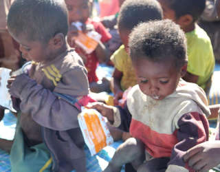 アンボボンベ地区の栄養センターで治療を受ける低体重・栄養不良の子どもたち。 Photo: WFP/Shelley Thakral