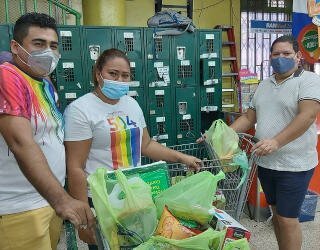 15.	国連WFPの食料カードはパンデミックの間、LGBTIの800世帯を支援しています。Photo: WFP/Hetze Tosta 