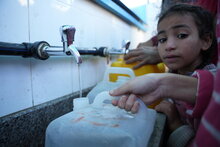 ガザの学校で食事を求めて並ぶ少女。 Credit: WFP/Arete Abood Al Sayd