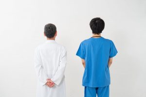 クリニックや医院の医業承継とは？手続きの流れや行う際のポイントを解説