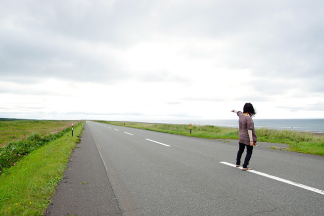 放射構図の例「道路に立つ女性」