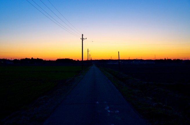 二分割構図の例「夕焼けの道」