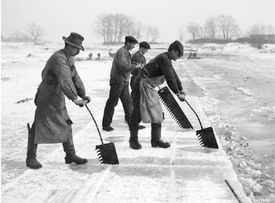 Isskjæring på Nesøytjernet i Asker. Foto: Anders Beer Wilse/Nasjonalbiblioteket (15. februar 1912).