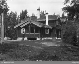 «Lillevannsbråten», Voksenåsen, ark. Einar Smith, Victor Nordan og Henning Astrup, 1894, utvidet 1916. Foto: Anders Beer Wilse/Oslo Museum (ca 1920).