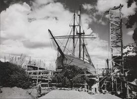 «Fram» på land og Frammuseet blir bygget. Foto: Anders Beer Wilse/Nasjonalbiblioteket (1936).