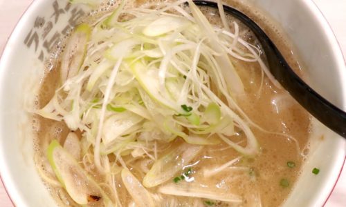 福岡空港「ラーメン海鳴 福岡空港店」で魚介とんこつラーメン ネギ増