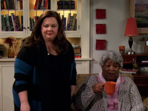 Cleo King and Melissa McCarthy in Mike & Molly (2010)