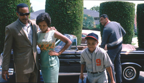 (L to r) JAMIE FOXX as American legend Ray Charles, KERRY WASHINGTON as Della Bea Robinson, TEQUAN RICHMOND. as Ray Charles, Jr. and HARRY LENNIX as manager Joe Adams in the musical  biographical drama, Ray.