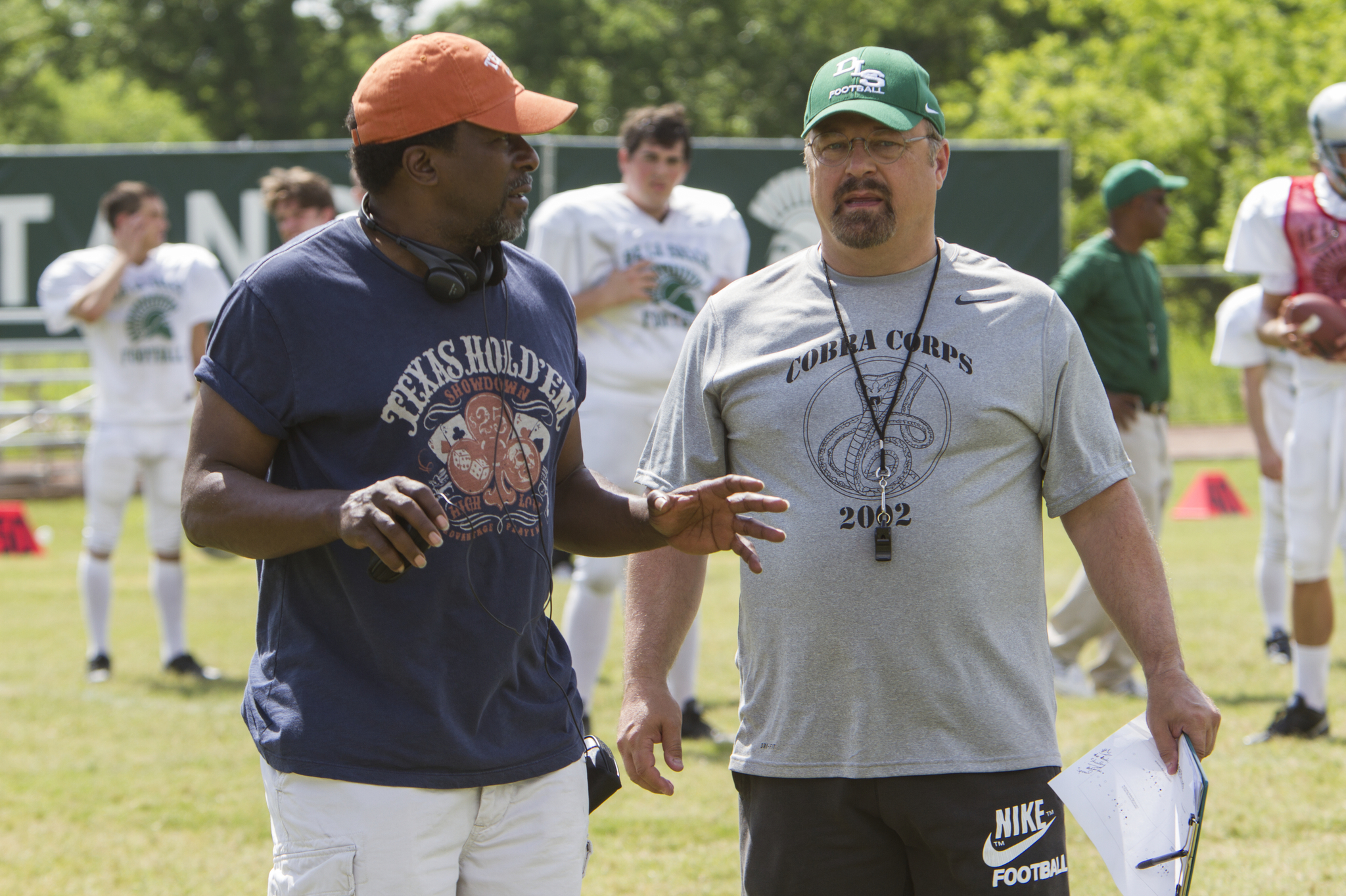 Michael Chiklis and Thomas Carter in When the Game Stands Tall (2014)