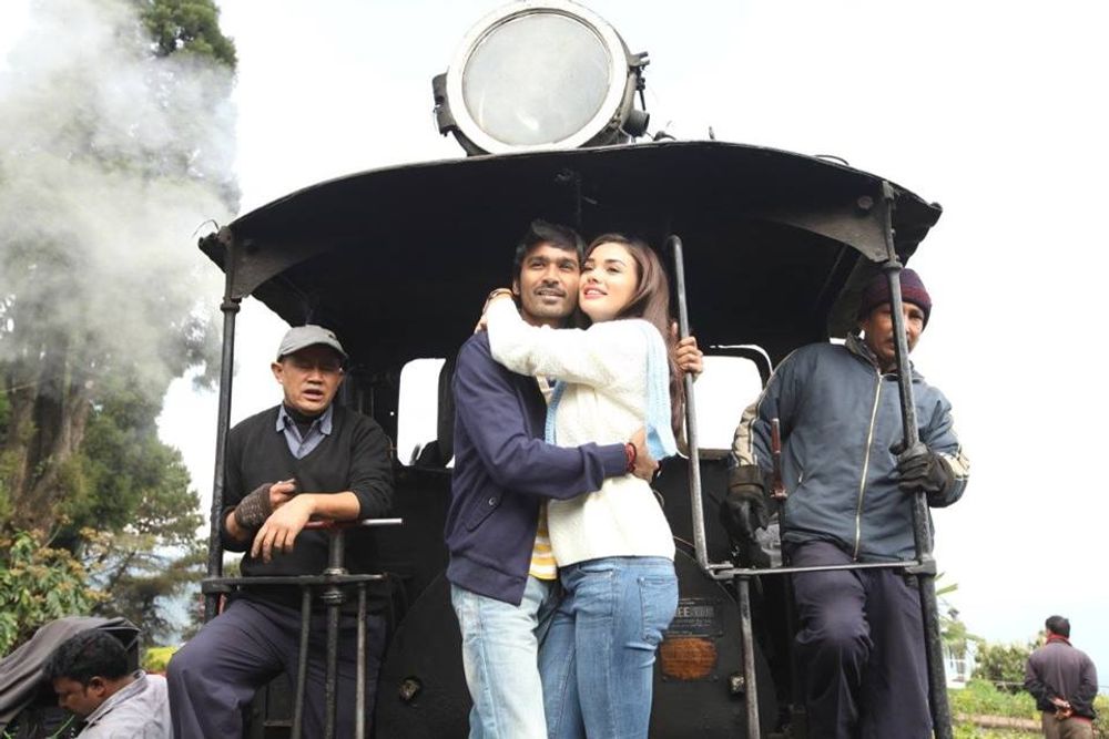 Dhanush and Amy Jackson in Thanga Magan (2015)