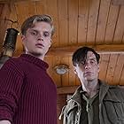 Cillian Murphy and Tom Glynn-Carney in Dunkirk (2017)