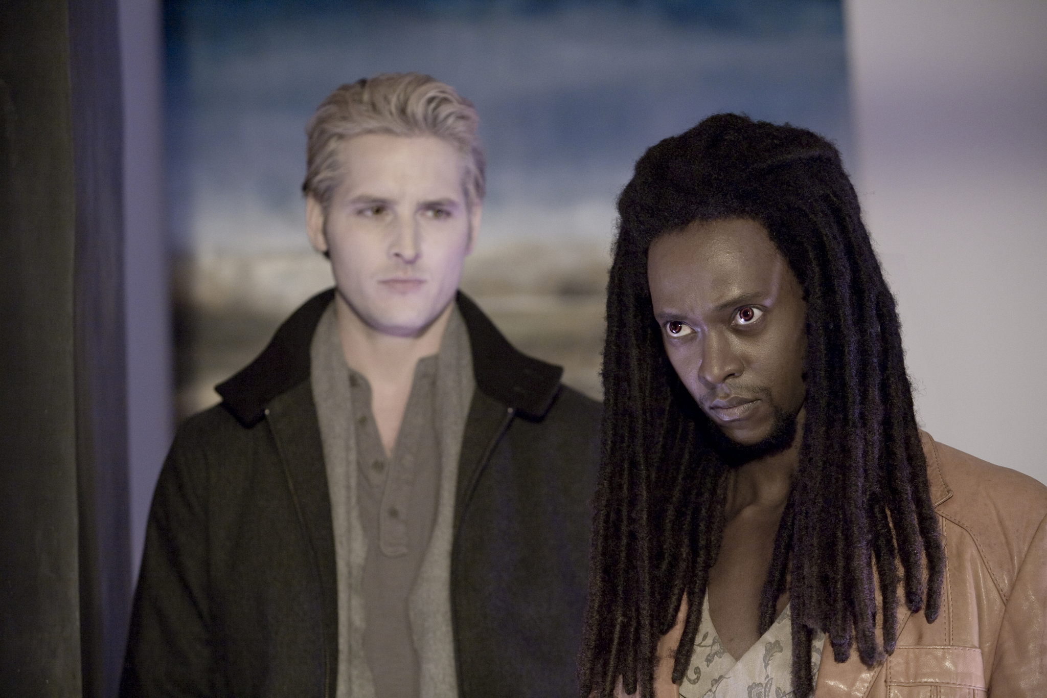 Peter Facinelli and Edi Gathegi in Twilight (2008)