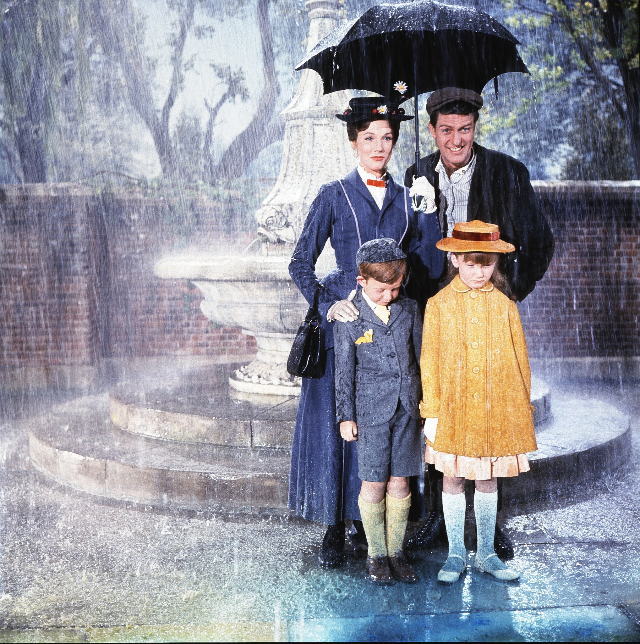 Julie Andrews, Dick Van Dyke, Karen Dotrice, and Matthew Garber in Mary Poppins (1964)