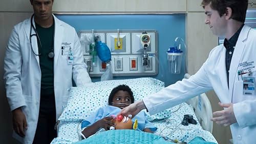 Freddie Highmore and Chuku Modu in The Good Doctor (2017)