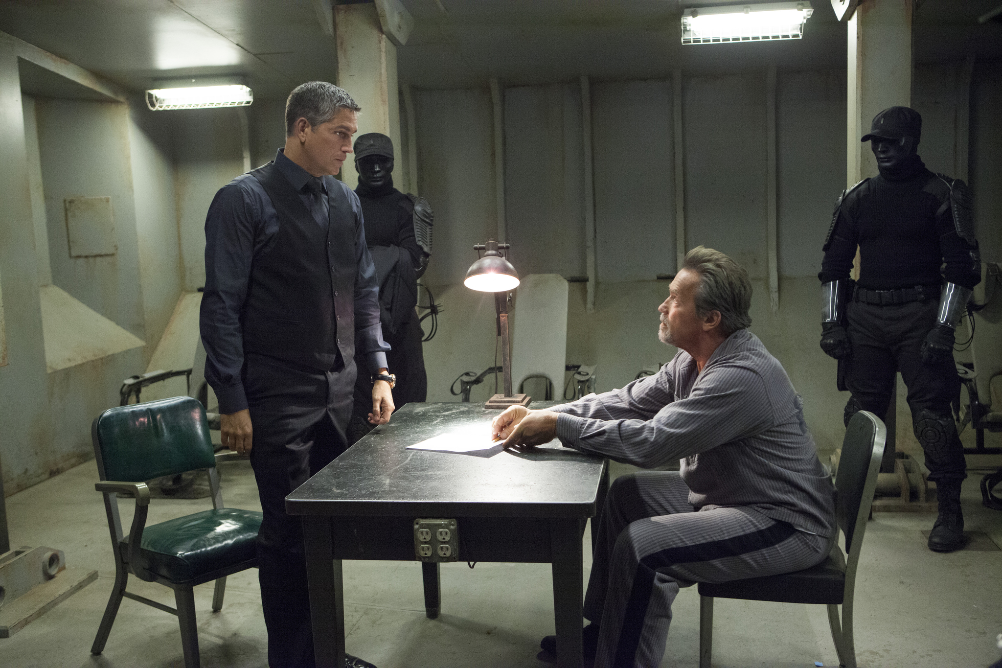 Arnold Schwarzenegger and Jim Caviezel in Escape Plan (2013)