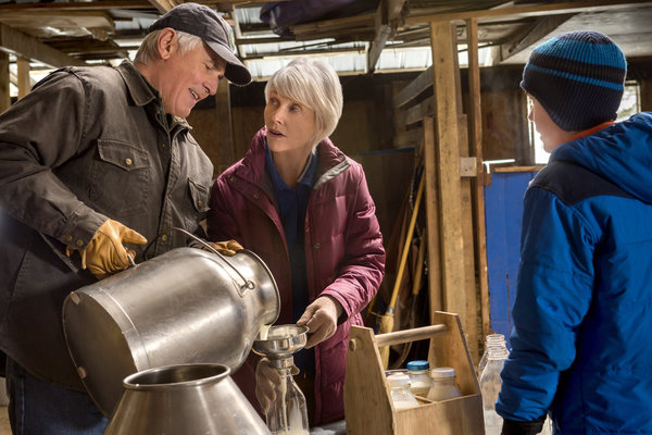 James Brolin, Barbara Gordon, and Gage Munroe in Christmas with Tucker (2013)