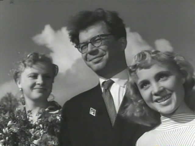 Georgiy Kulikov, Alla Larionova, and Nadezhda Rumyantseva in Trizhdy voskresshiy (1960)