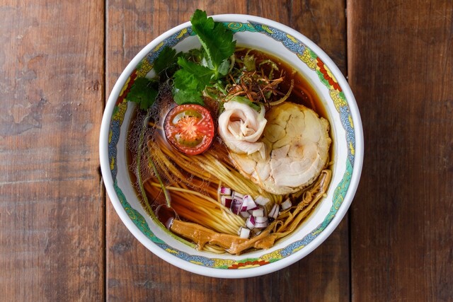 人気スパイスラーメンの姉妹店は、大山どりの丸鶏を使用した王道の中華そば（東京・神泉）