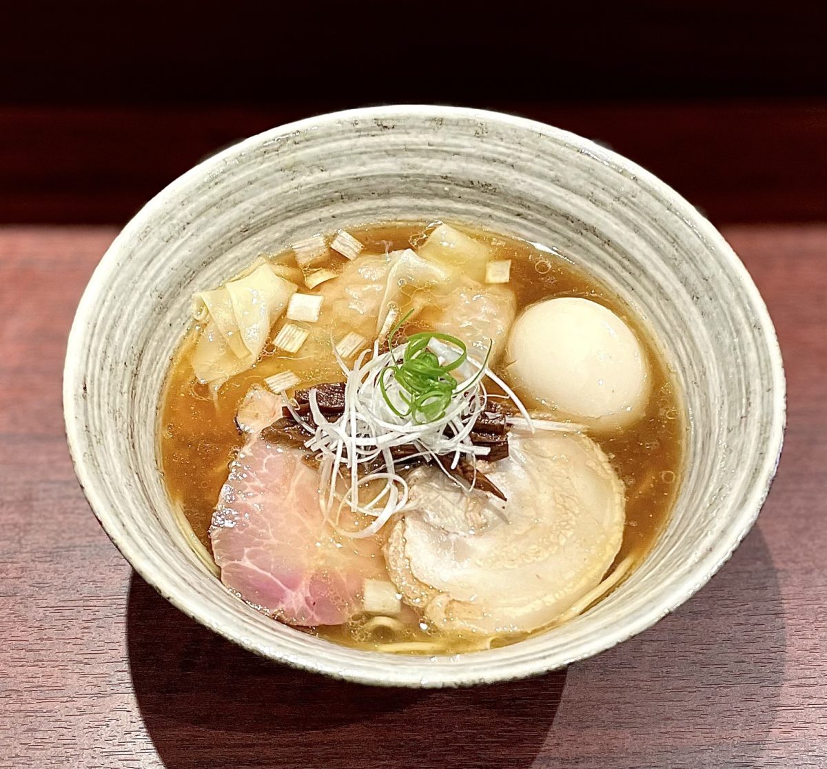 ラーメン好きをとりこにする一杯！ 炭火で薫香をまとわせた、つるし焼きのチャーシューが絶品（東京・亀戸水神）