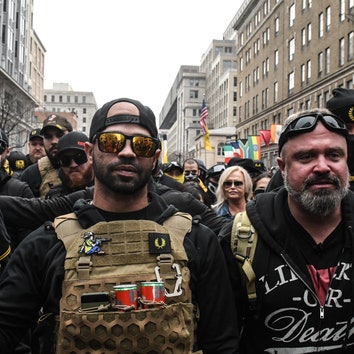 Chi sono i Proud Boys, i suprematisti che si preparano già a contestare le elezioni USA