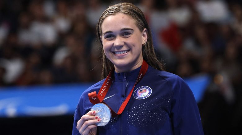 Paris 2024 Paralympics - Swimming - Women&apos;s 400m Freestyle - S10 Final - Paris La Defense Arena, Nanterre, France - September 5, 2024 Silver medallist Alexandra Truwit of United States celebrates after the final REUTERS/Andrew Couldridge