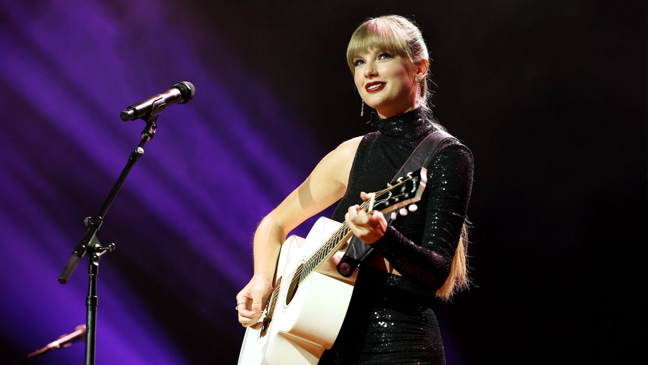 NASHVILLE, TENNESSEE - SEPTEMBER 20: NSAI Songwriter-Artist of the Decade honoree, Taylor Swift performs onstage during NSAI 2022 Nashville Songwriter Awards at Ryman Auditorium on September 20, 2022 in Nashville, Tennessee. (Photo by Terry Wyatt/Getty Images)