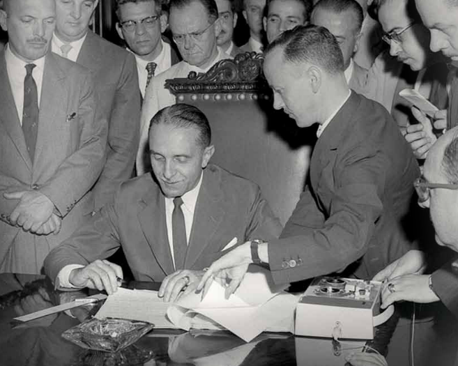 O governador Carlos A. de Carvalho Pinto sanciona a lei 5.918, de 18 de outubro de 1960, que instituiu a FAPESP.