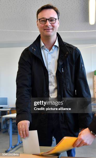 Oliver Luksic, lead candidate of the FDP casting his vote for the Saarland state election in Heusweiler-Holz, Germany, 26 March 2017. Photo: Harald...