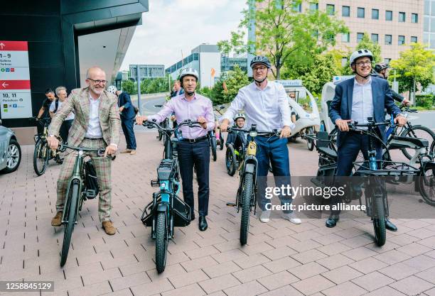 June 2023, Hesse, Frankfurt/Main: Stefan Majer , Head of Mobility of Frankfurt, Mike Josef , Lord Mayor of Frankfurt, Oliver Luksic , Parliamentary...
