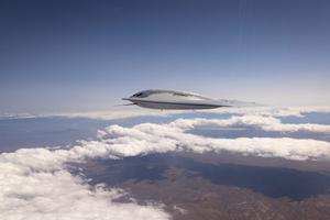 アメリカ空軍、ステルス爆撃機「B-21レイダー」の最新画像を公開