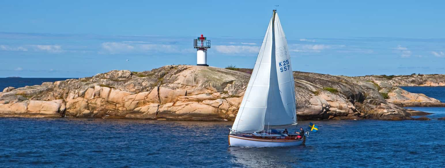 Seilbåt gjennom Kosterøyene