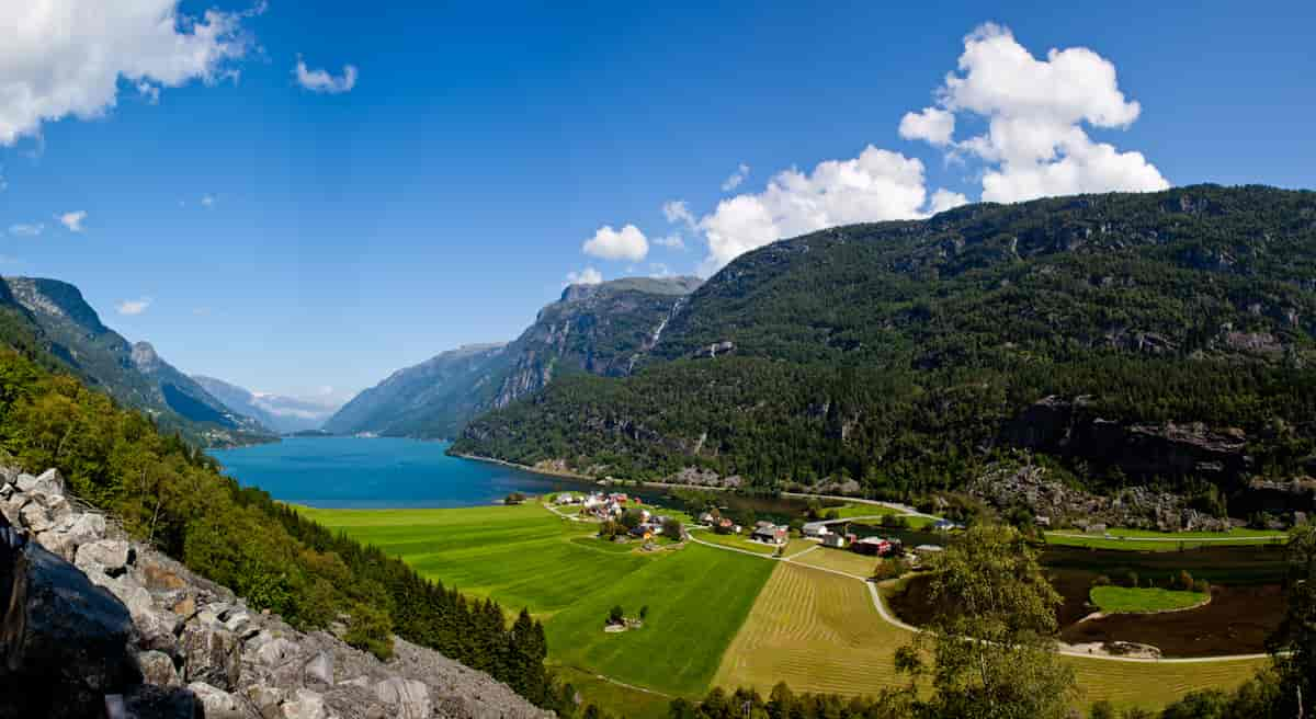 Sandvin ved sørenden av Sandvinvatnet, en moredemt sjø innenfor botnen av Sørfjorden i tettstedet Odda