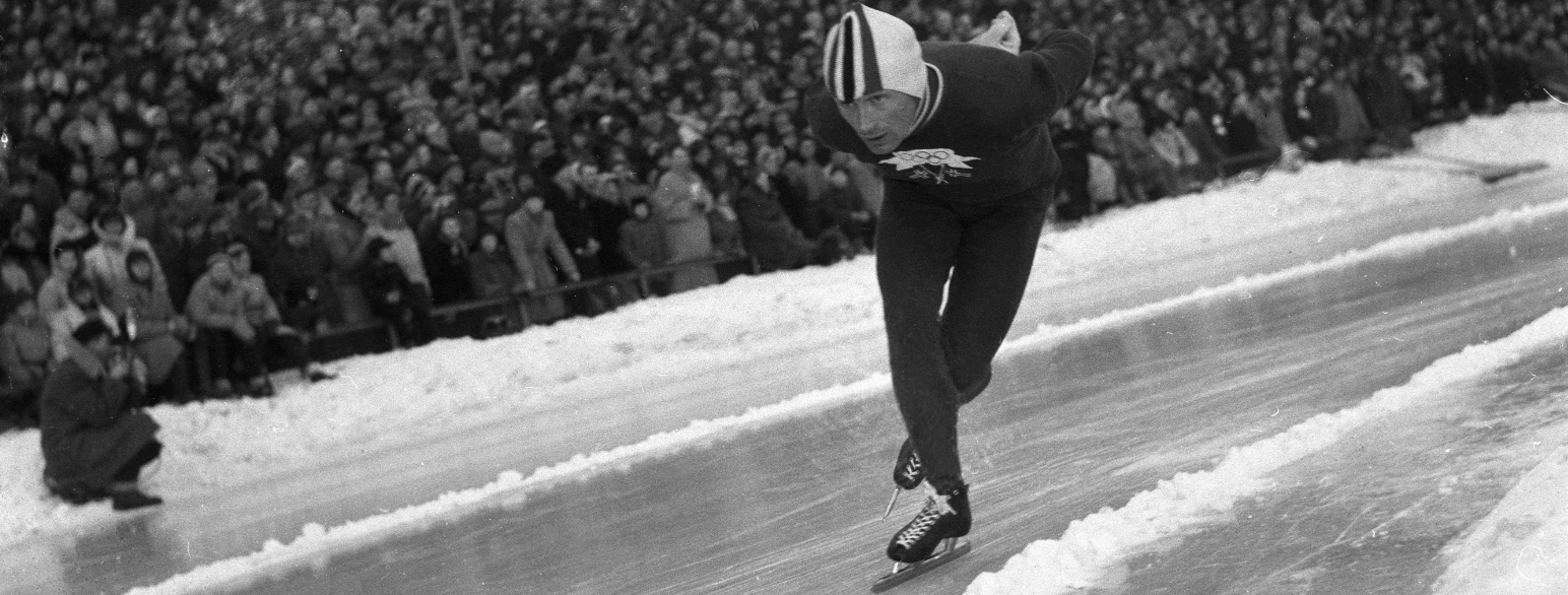 Hjalmar Andersen er en av de store skøytekongene gjennom tidene. Her under et løp på Bislett stadion i Oslo